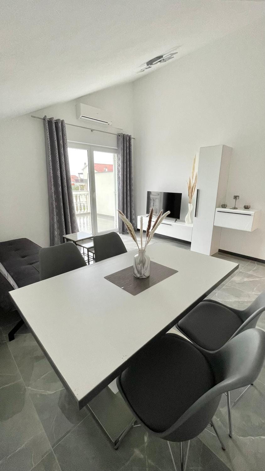 TV and multimedia, Living room, Seating area, Dining area, hair dresser, air conditioner