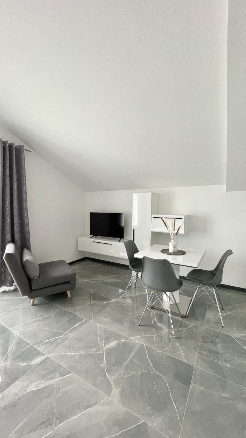 TV and multimedia, Living room, Seating area, Dining area