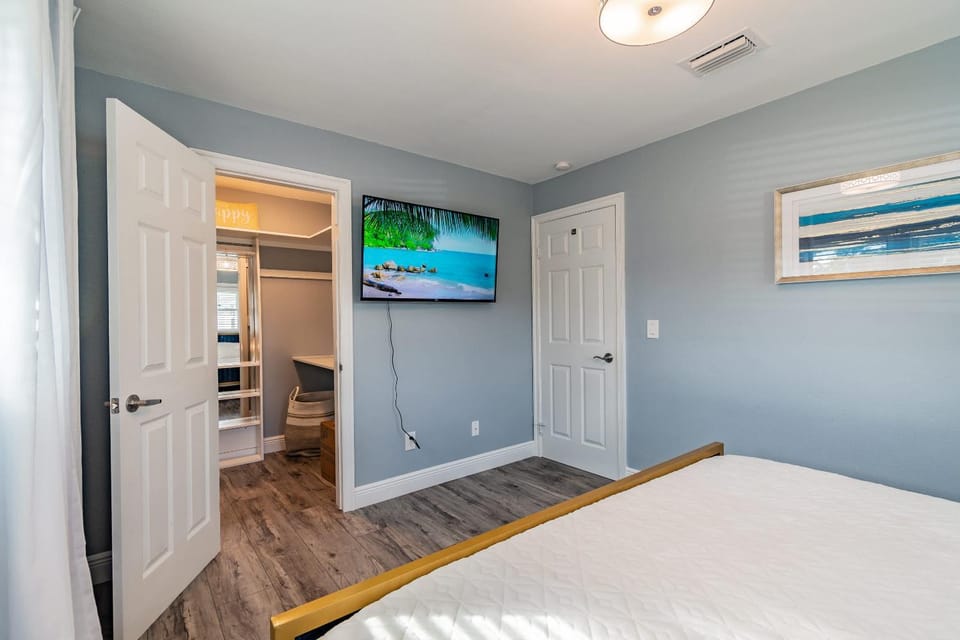 Bed, TV and multimedia, Bedroom