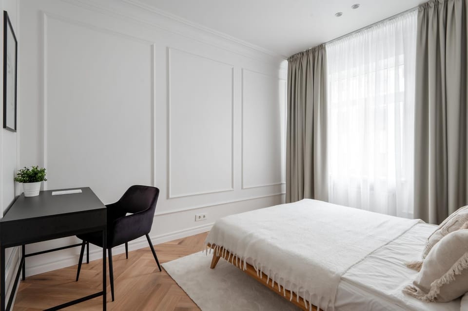 Bed, Photo of the whole room, Seating area, Bedroom, hair dresser