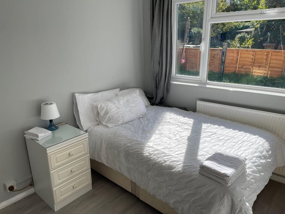 Entire Lovely 2 bedroom apartment with private garden & free street parking Apartment in London Borough of Southwark