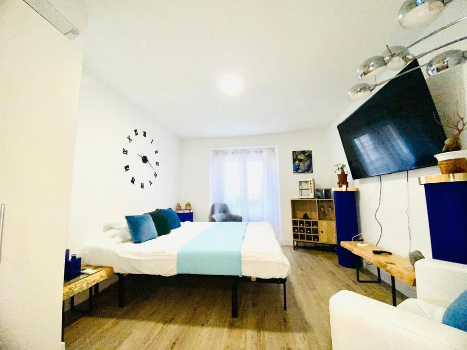 Communal lounge/ TV room, Bed, TV and multimedia, Photo of the whole room, Seating area, Bedroom