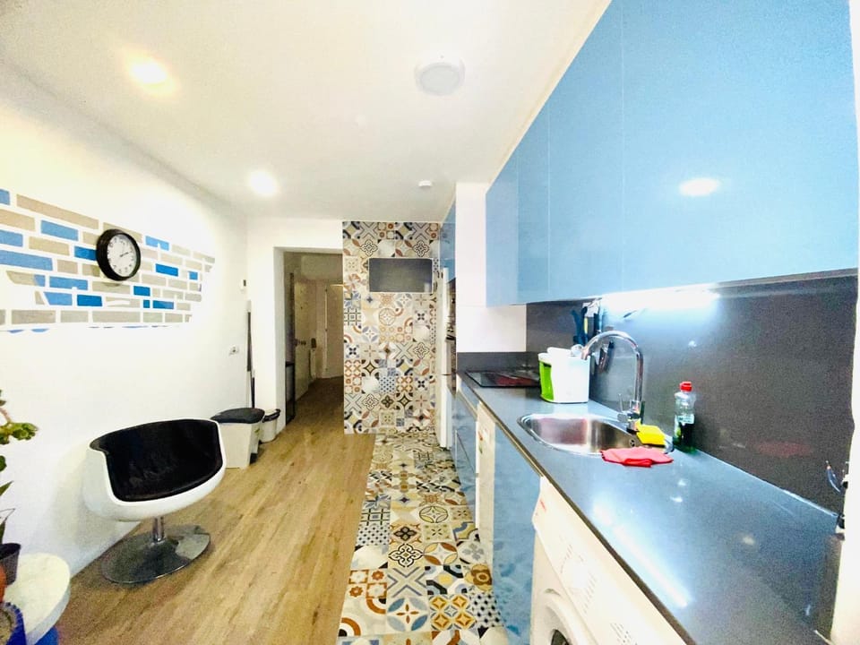 Kitchen or kitchenette, minibar, stove