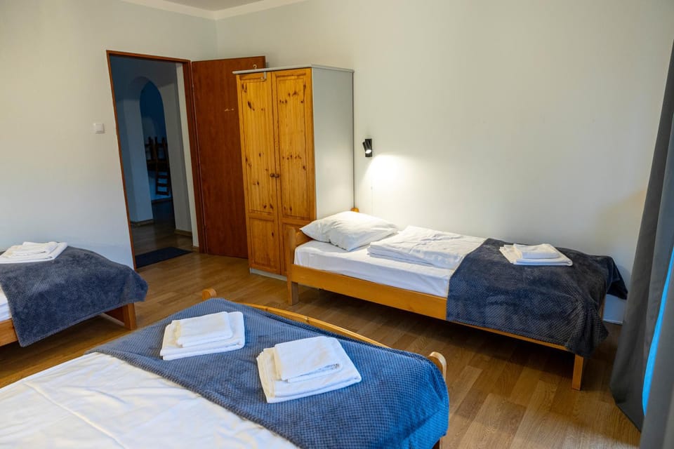 Bed, Photo of the whole room, pet friendly, towels, wardrobe