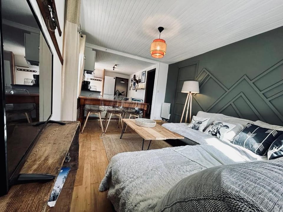 Bed, Kitchen or kitchenette, Living room, Dining area