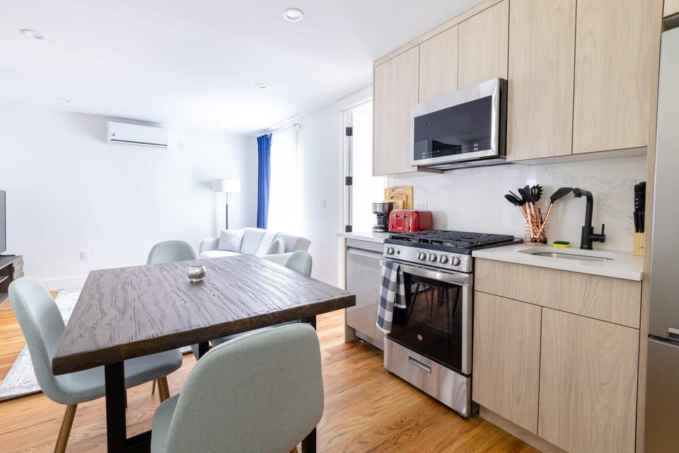 323-2 Specious 2BR Williamsburg Apartment in Manhattan