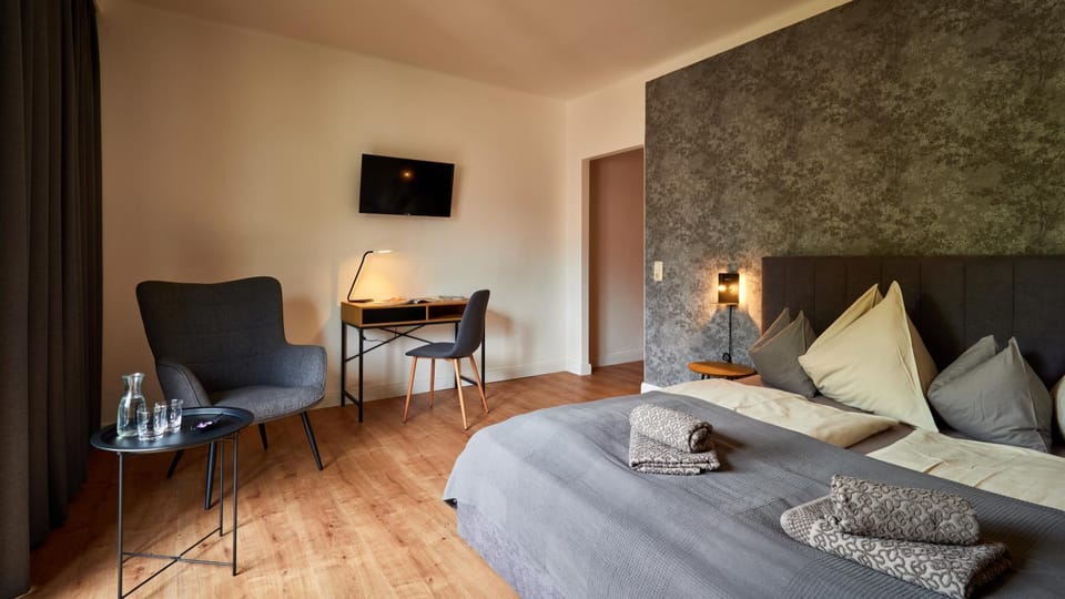 Bed, TV and multimedia, Photo of the whole room, Seating area, Bedroom, towels