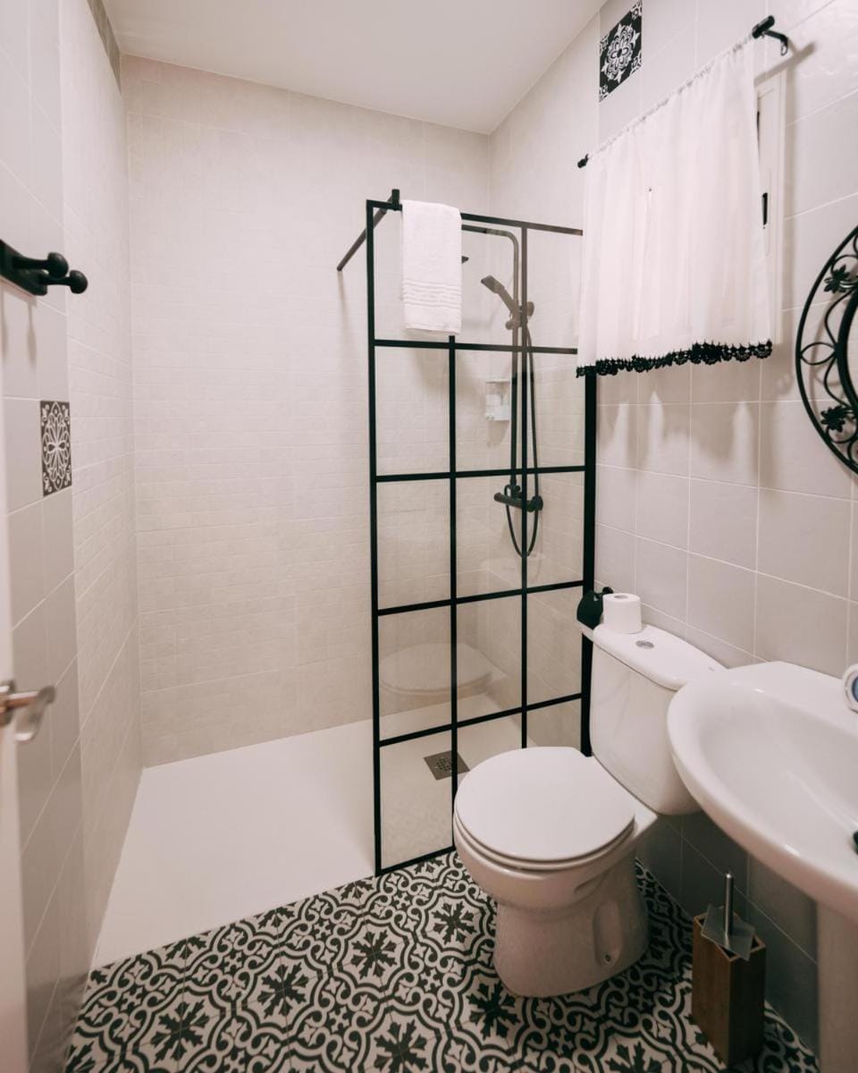 Shower, Toilet