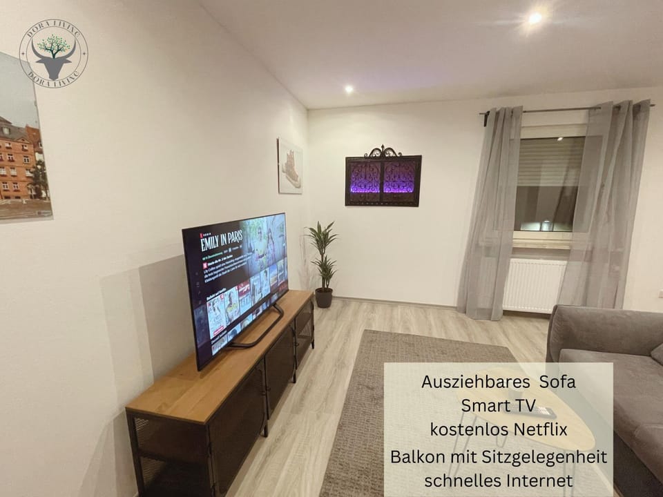 Communal lounge/ TV room, TV and multimedia, Evening entertainment, Text overlay