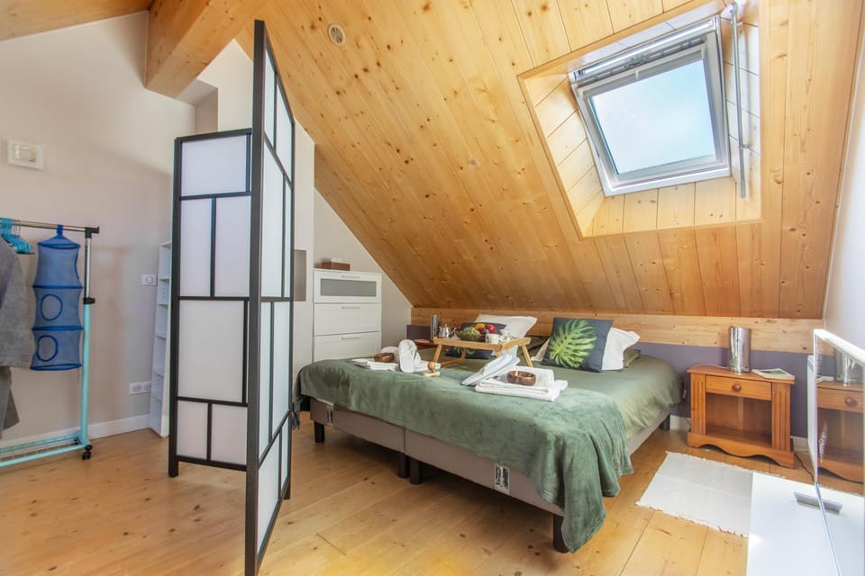 Bed, Bedroom, towels