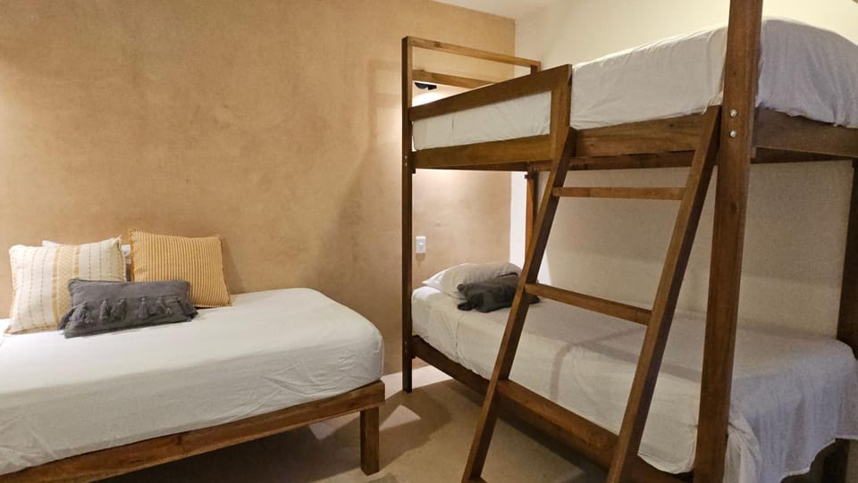 Bedroom, bunk bed