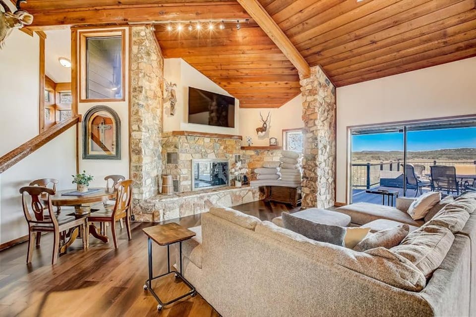 TV and multimedia, Living room, Seating area, Dining area