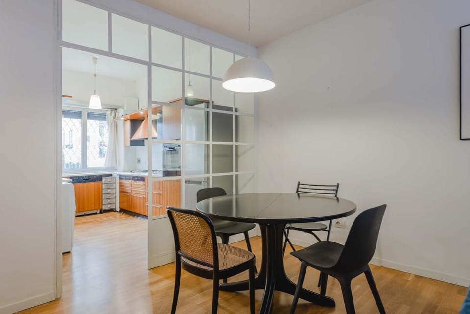 Kitchen or kitchenette, Dining area