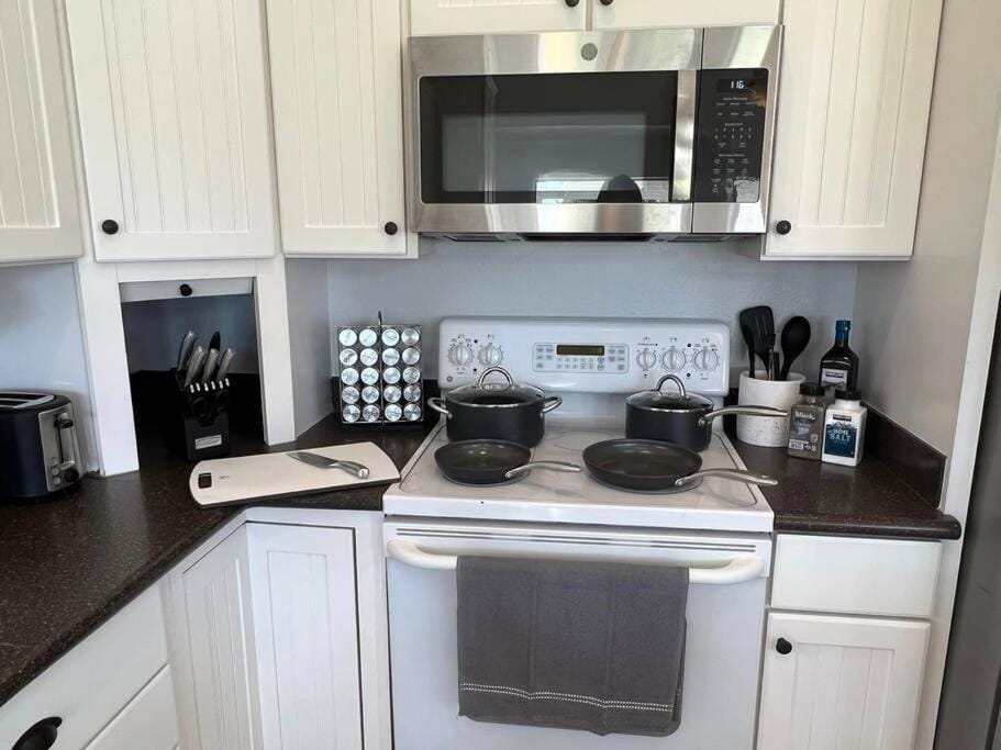 Kitchen or kitchenette, minibar, pet friendly, stove, toaster