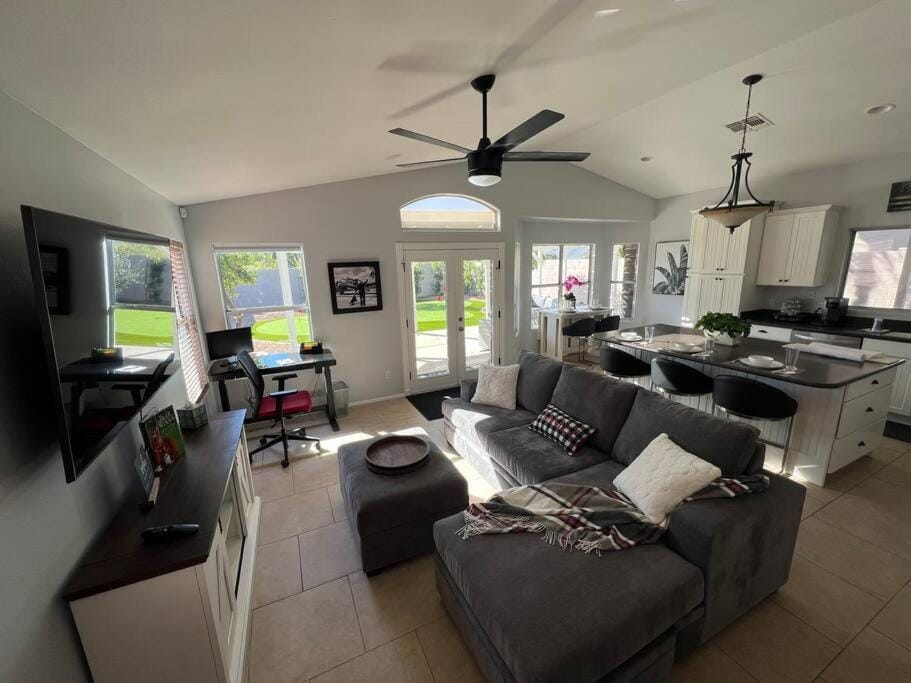 Communal lounge/ TV room, TV and multimedia, Living room, Seating area, Dining area, Evening entertainment, fireplace