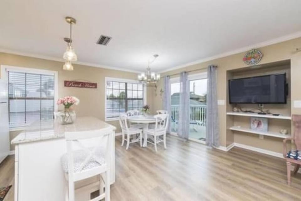 Communal lounge/ TV room, TV and multimedia, Kitchen or kitchenette, Dining area, Evening entertainment