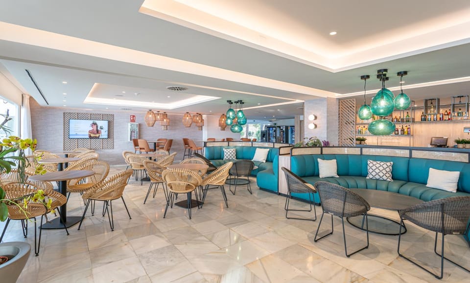 Restaurant/places to eat, Lounge or bar