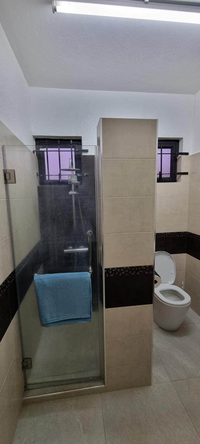 Shower, Toilet