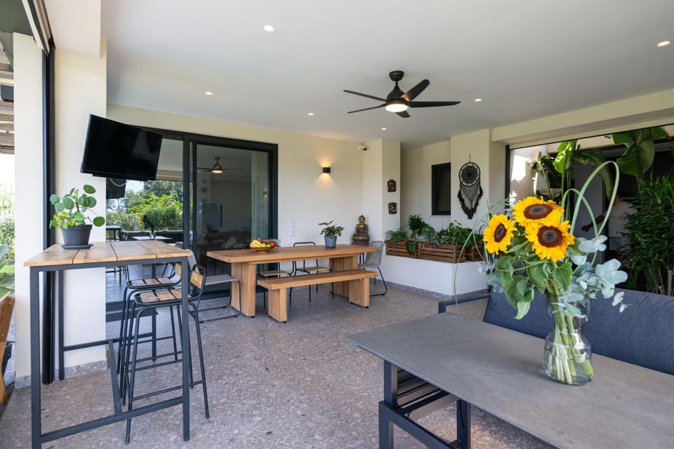 TV and multimedia, Seating area, Dining area