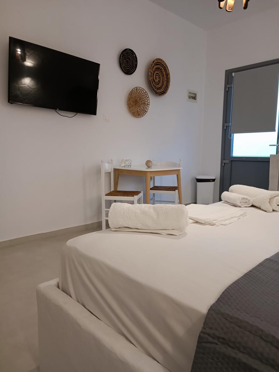 Bed, TV and multimedia, Photo of the whole room, Bedroom