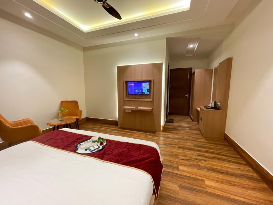 Bed, TV and multimedia, Photo of the whole room, Bedroom, hair dresser, towels, wardrobe