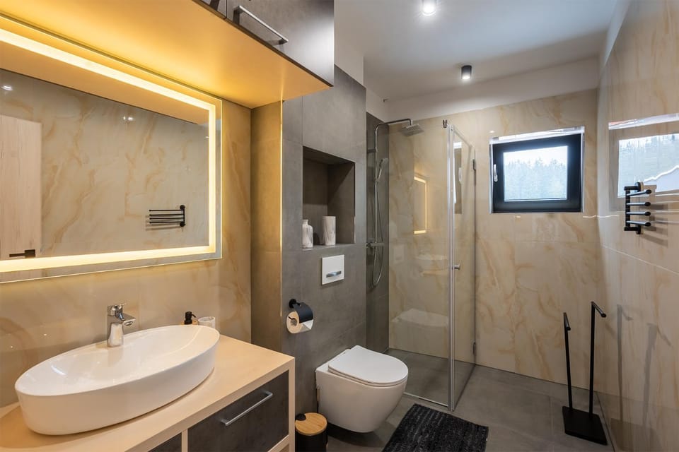Shower, Toilet, Bathroom, towels