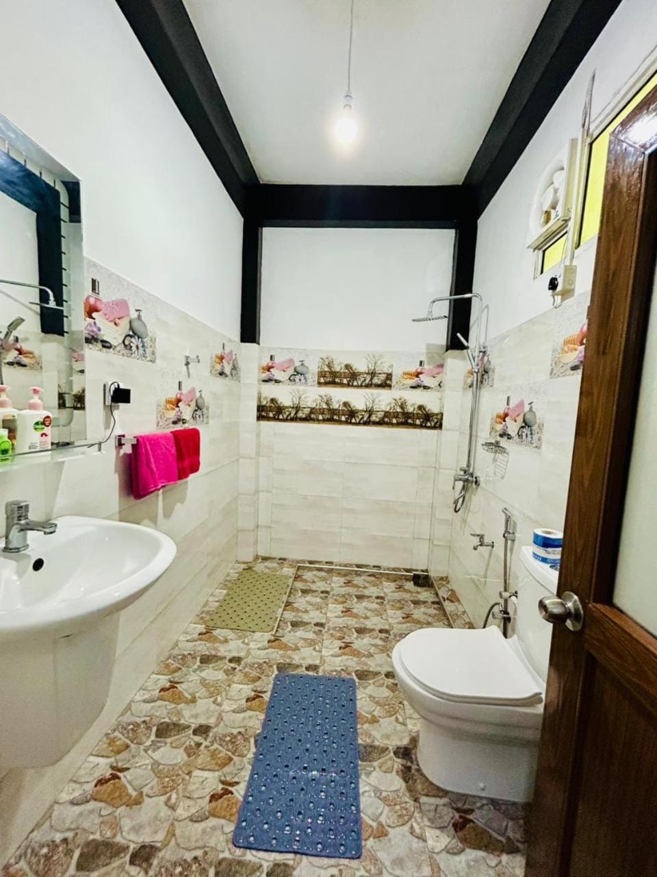 Toilet, Bathroom, towels