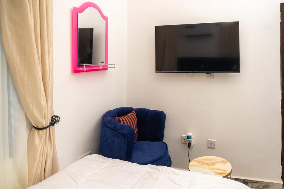 Bed, TV and multimedia, Photo of the whole room, Bedroom