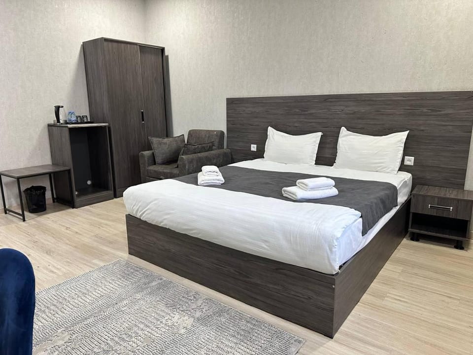Bed, TV and multimedia, Kitchen or kitchenette, Living room, Photo of the whole room, Seating area, Bedroom, towels, wardrobe