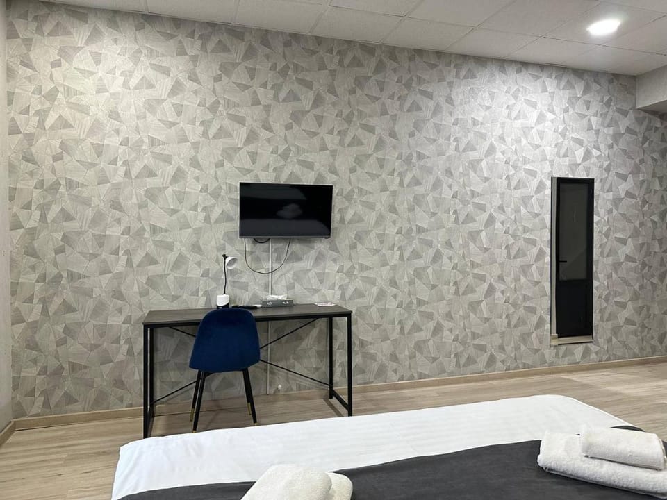 Bed, TV and multimedia, Photo of the whole room, Bedroom, towels