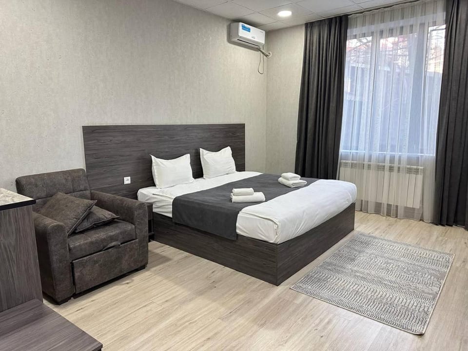 Bed, Living room, Photo of the whole room, Seating area, Bedroom, towels, air conditioner