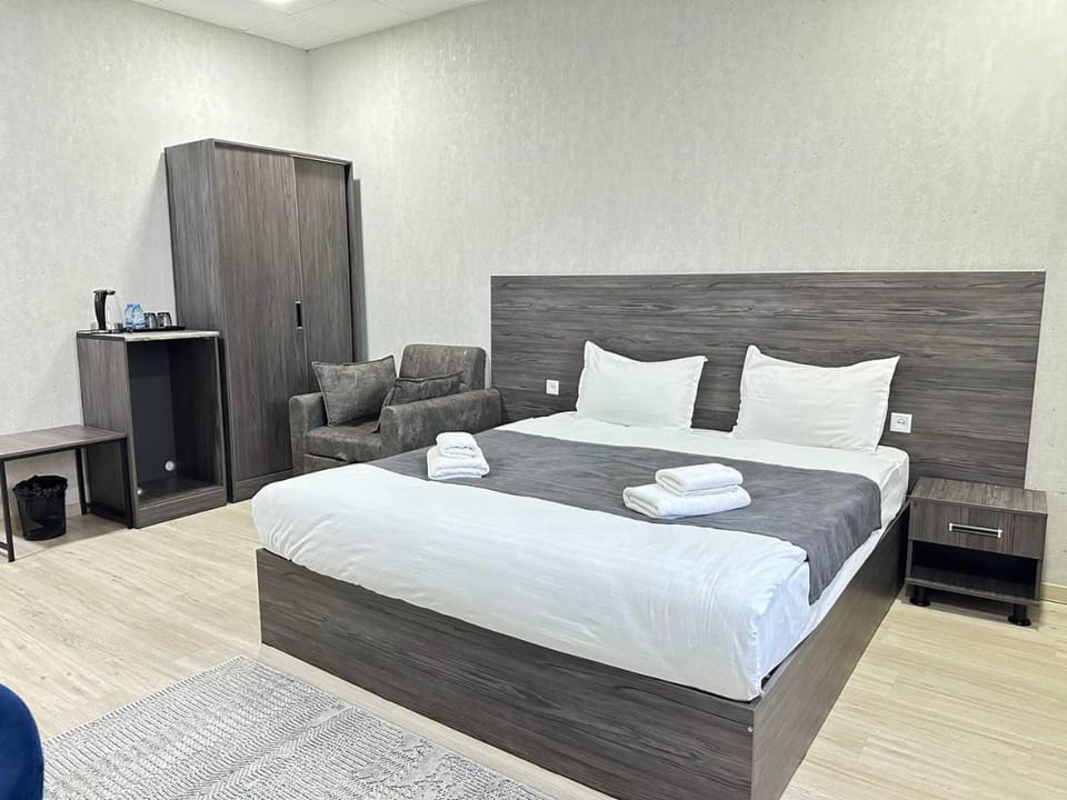 Bed, TV and multimedia, Kitchen or kitchenette, Living room, Photo of the whole room, Seating area, Bedroom, towels, wardrobe