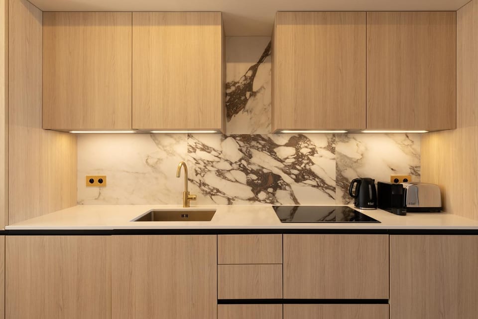 Coffee/tea facilities, Kitchen or kitchenette, stove