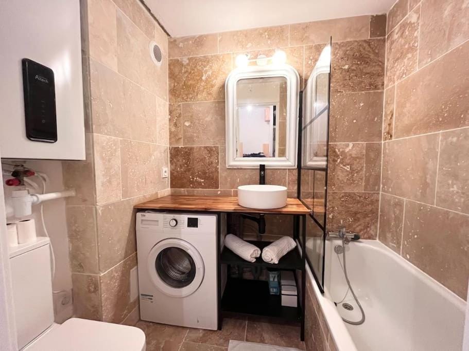 Toilet, Bathroom, Bath, towels, washing machine