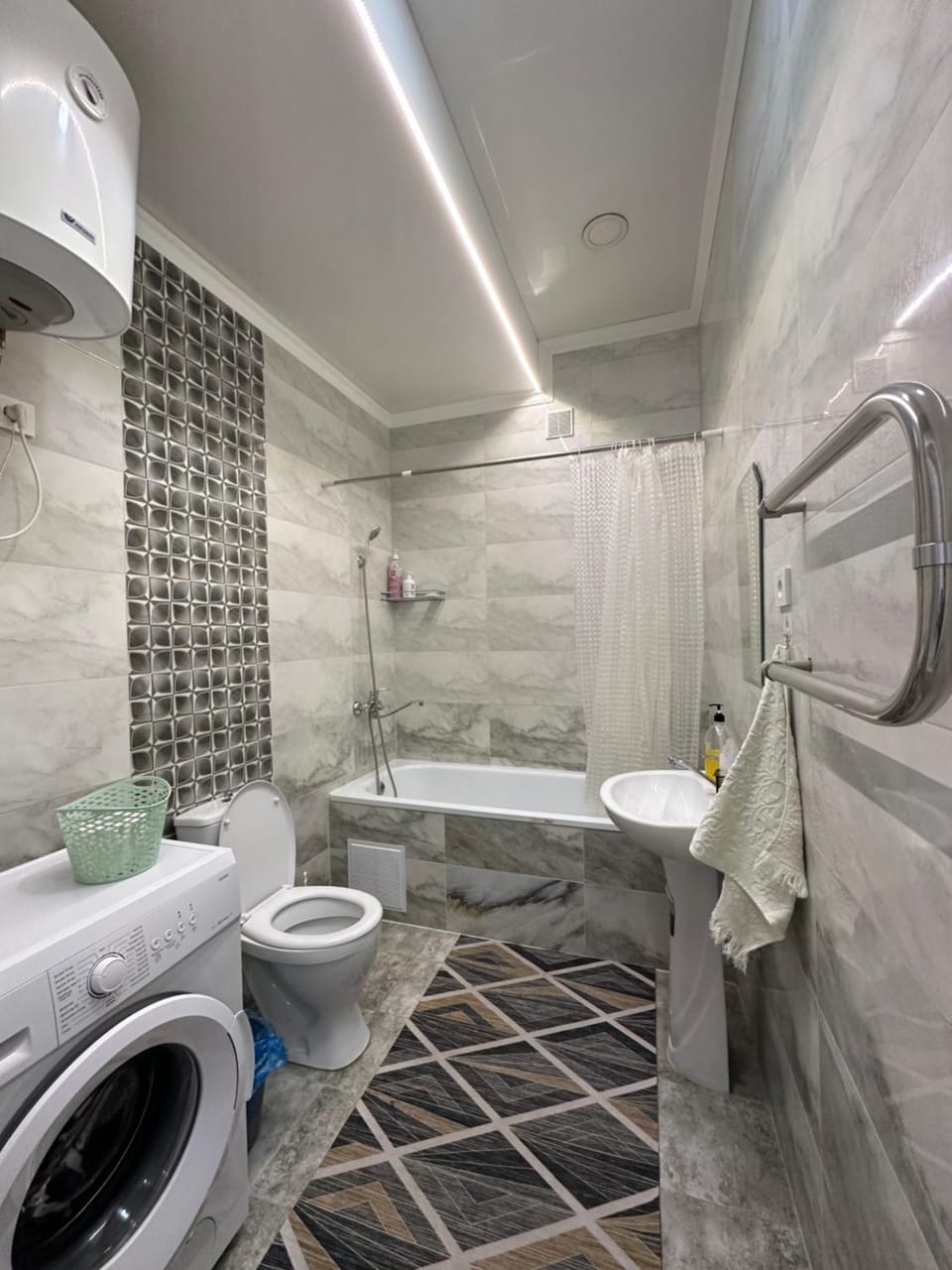Shower, Toilet, Bathroom, towels, washing machine