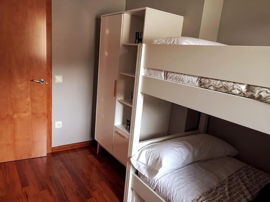 Bedroom, bunk bed
