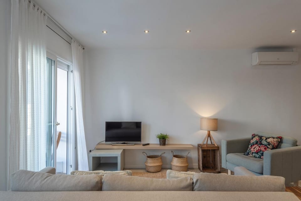TV and multimedia, Living room, Seating area, air conditioner