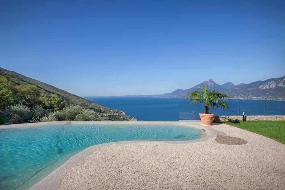 Villa Divina22 - APT Prima con piscina e vista lago Apartment in Brenzone sul Garda
