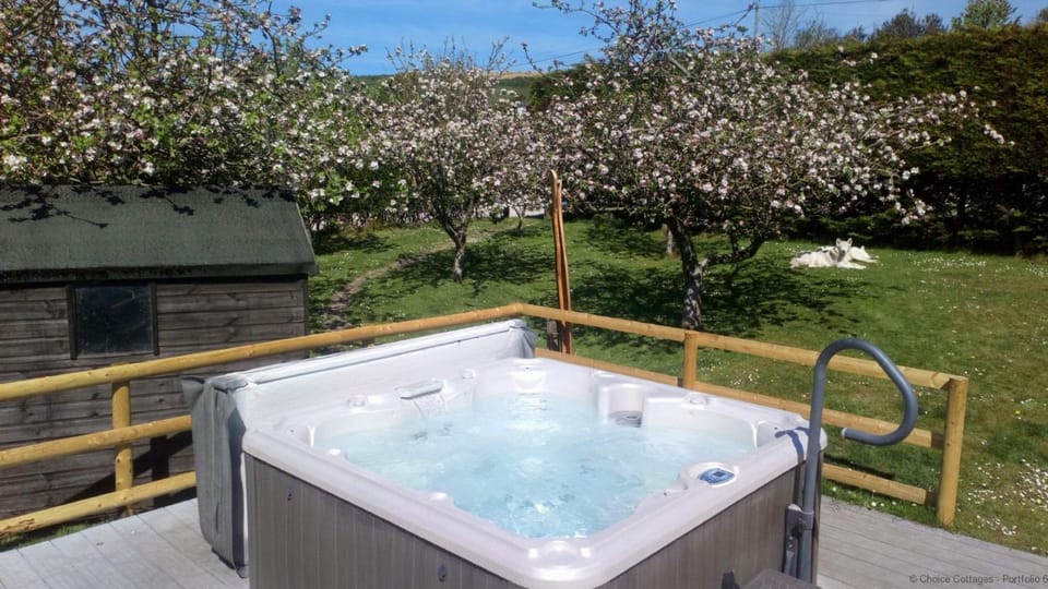 Property building, Hot Tub