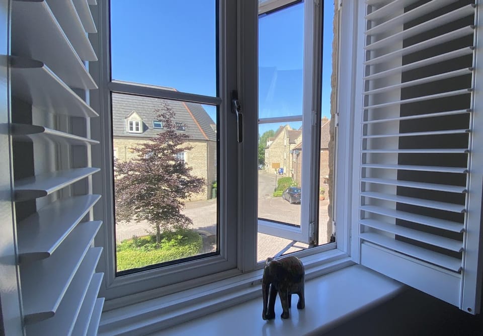 Beautiful Witney Townhouse, 3 Double Bedrooms, 2 Private Parking Spaces House in West Oxfordshire District