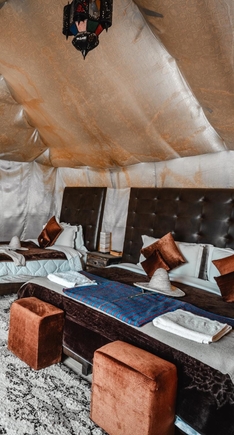 Property building, Bed, Living room, Photo of the whole room, Seating area, Bedroom