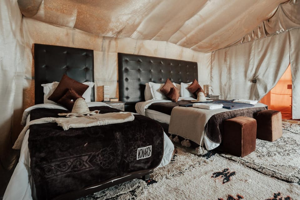 Property building, Bed, Living room, Photo of the whole room, Seating area, Bedroom
