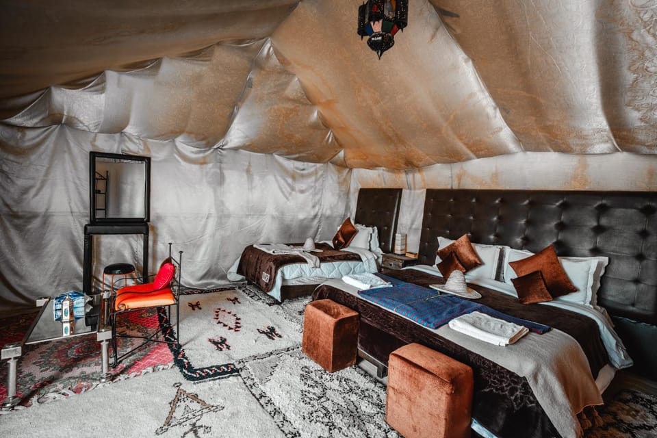 Property building, Bed, Living room, Photo of the whole room, Seating area, Bedroom