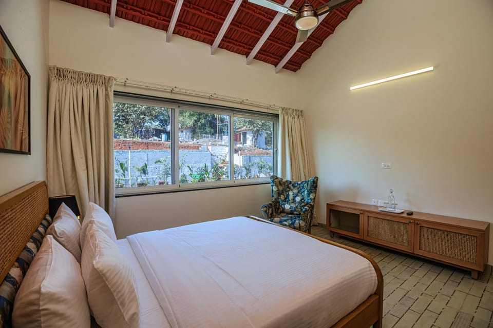 Bed, Photo of the whole room, Bedroom, fireplace