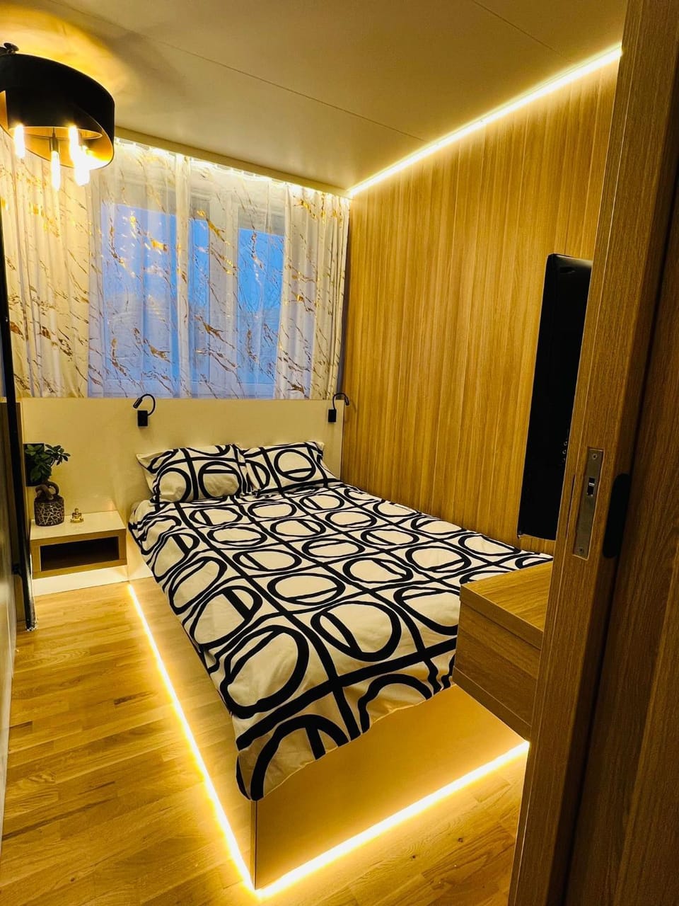 Bed, Photo of the whole room, Bedroom