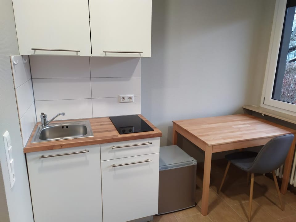 Kitchen or kitchenette, Dining area, stove