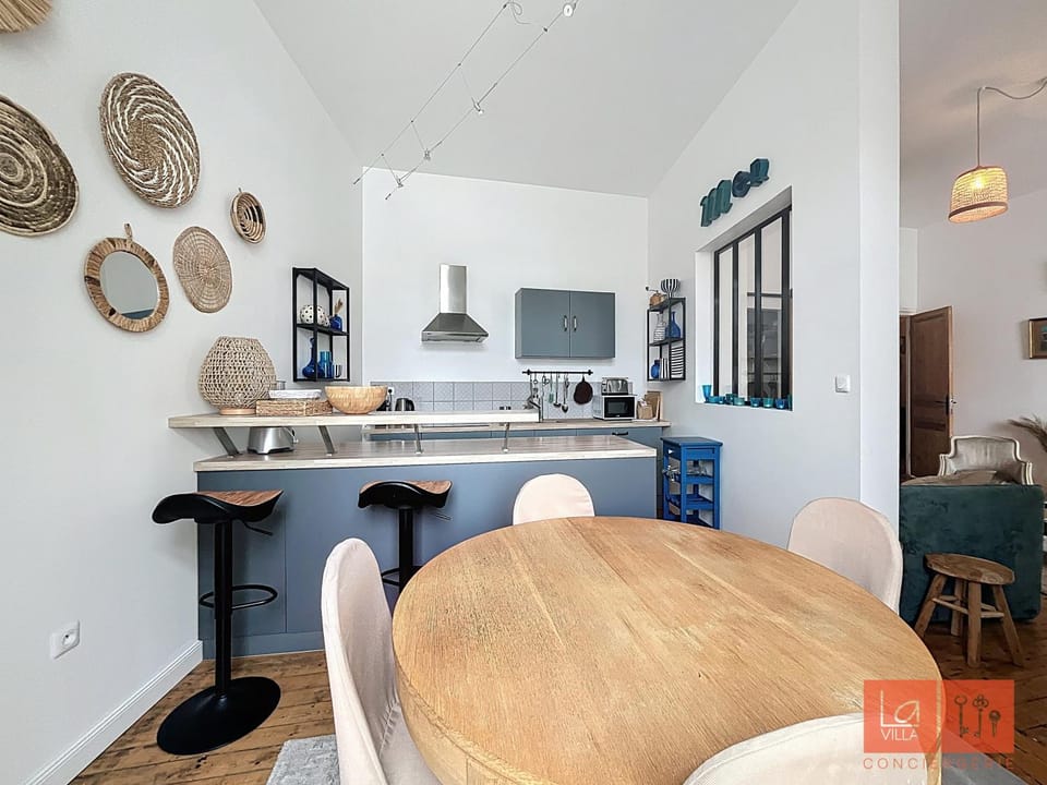 Dining area, kitchen