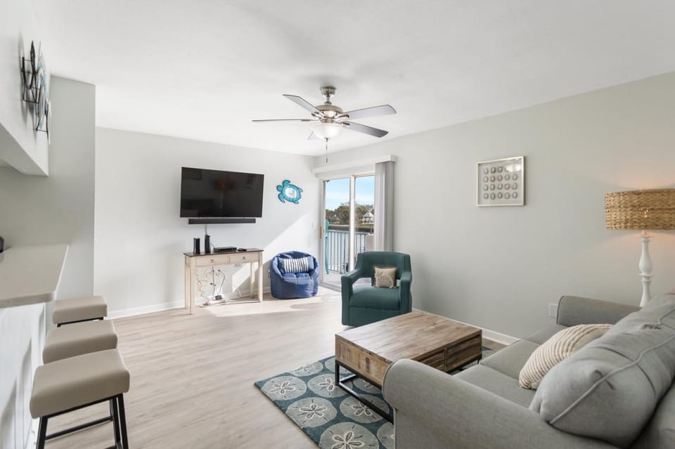 1b 1b Waterfront Madeira Beach Yacht Club #261G Apartment in Madeira Beach