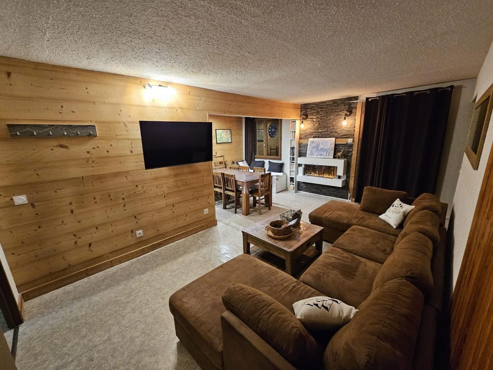 Communal lounge/ TV room, Living room, Seating area