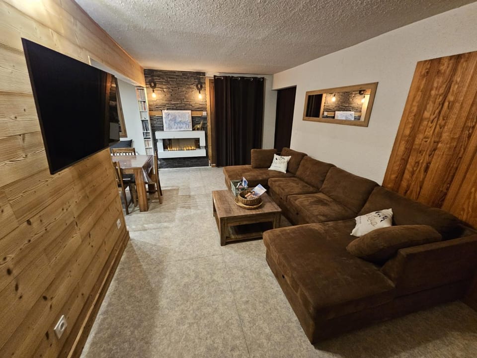 Communal lounge/ TV room, Living room, Seating area